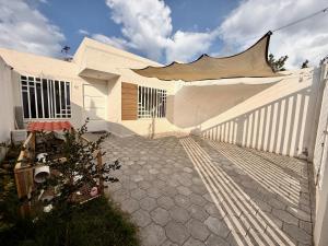 una cerca blanca frente a una casa blanca en Ideal para familia de 5, en Ibarra