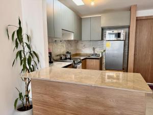 una cocina con encimera y refrigerador en Ideal para familia de 5, en Ibarra