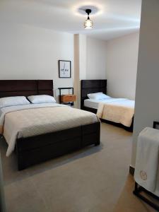 un dormitorio con dos camas en una habitación en Brisas Hotel, en Toro Toro