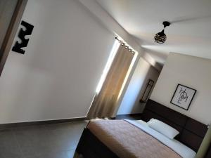 Un dormitorio con una cama grande y una ventana. en Brisas Hotel, en Toro Toro