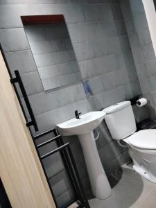 un baño con lavabo e inodoro en Brisas Hotel, en Toro Toro