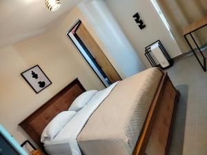 un dormitorio con una cama en una habitación en Brisas Hotel, en Toro Toro