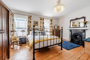 3 Bed in Llansteffan oc-78278 في Llanstephan: غرفة نوم بسرير ومدفأة