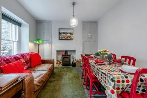 3 Bed in Llansteffan oc-78278 في Llanstephan: غرفة معيشة بها طاولة وأريكة