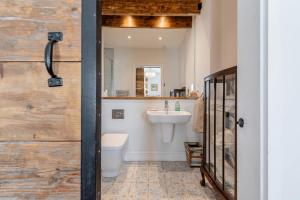 3 Bed in Llansteffan oc-78278 في Llanstephan: حمام مع مرحاض أبيض ومغسلة +50 صورة