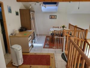 - une cuisine avec un comptoir et une table dans une pièce dans l'établissement Monis ruhiges Ferienhaus, à Ménétreuil