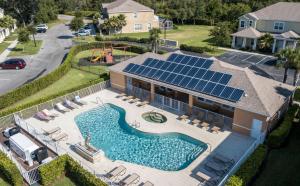 una vista aerea di una casa con piscina dotata di pannelli solari di Modern 3BR Retreat w Pool Near Disney a Orlando