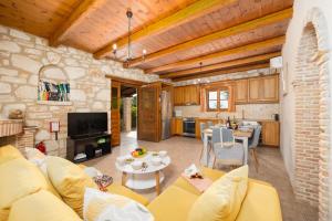 TV a/nebo společenská místnost v ubytování Villa Aloni