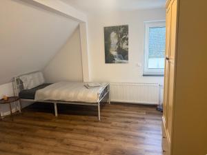 una camera da letto con un letto nell'angolo di una stanza di Nature Retreat Ober-Mörlen a Ober-Mörlen