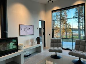 TV a/nebo společenská místnost v ubytování New Luxury Villa by the Sea with Panoramic Views