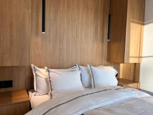 Postel nebo postele na pokoji v ubytování New Luxury Villa by the Sea with Panoramic Views