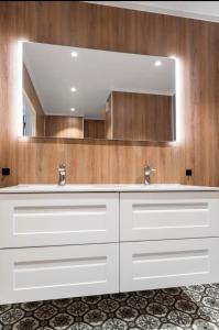 Billede fra billedgalleriet på House on Ramberg beach i Ramberg + 10 billeder