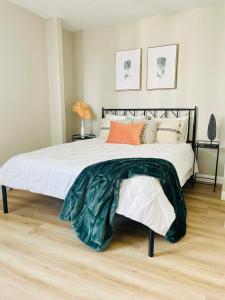 Ένα ή περισσότερα κρεβάτια σε δωμάτιο στο Stylish Condo - Easy to Mountains w Winter Prices Reduced !