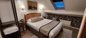 Postel nebo postele na pokoji v ubytování Hotel Dandy Rouen centre