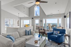 Ocean Views & Coastal Charm at ForeShore OKI في أوك آيلاند: غرفة معيشة بها أريكة وطاولة