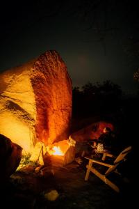 Fotografie z fotogalerie ubytování A Cozy Fireside Glamping Escape with Ridge Views v destinaci De Luz Heights