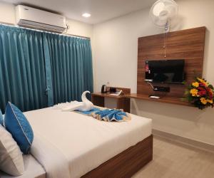 TV a/nebo společenská místnost v ubytování Visthara Elite