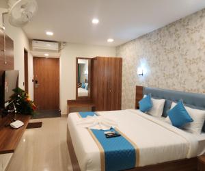 Postel nebo postele na pokoji v ubytování Visthara Elite