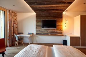 Televízia a/alebo spoločenská miestnosť v ubytovaní Genuss- & Aktivhotel Sonnenburg
