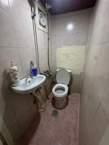 Four Star Royel Real Estate في أبوظبي: حمام صغير مع مرحاض ومغسلة