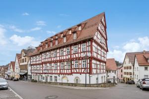 a brown and white building on the side of a street at "Alte Post" in Münsingen