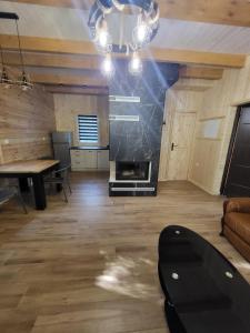 Domek nad jeziorem Wilczyńskim في Świętne: غرفة معيشة كبيرة مع طاولة وأريكة