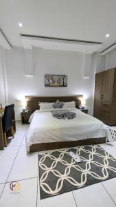 MandanouMiliet HOTEL的一间卧室配有一张大床和地毯。