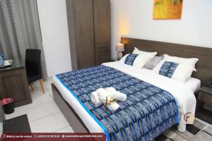 MandanouMiliet HOTEL的一间卧室，床上有一只毛绒玩具