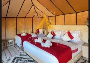 En eller flere senge i et værelse på Merzouga Polaris Camp