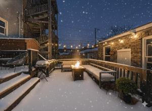een patio met een vuurplaats in de sneeuw bij Wrigley Pet Friendly Garage Pool Table WD in Chicago