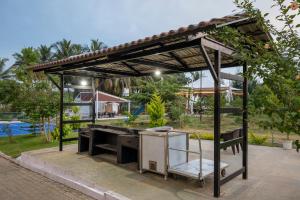 Encanto Farmstay Resort في ميسور: جناح مزود بشواية خارجية في حديقة