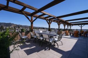 a patio with a table and chairs on a roof at Blueground Downtown Berkeley rooftop nr UC Berkeley SFO-1984 in Berkeley