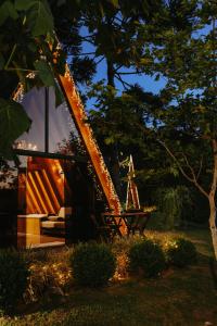 Cabana Amélia, em Gramado في غرامادو: جناح مزود بمنزلق في حديقة ليلاً