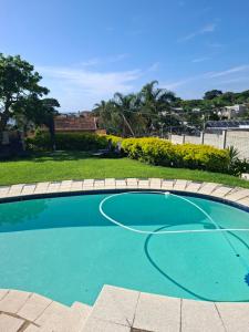 een zwembad met een basketbalveld in de tuin bij Westville passion place in Durban