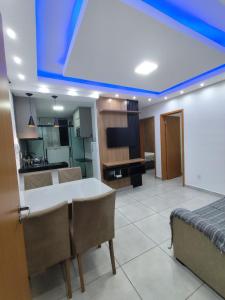 un soggiorno con un letto e una sala da pranzo di Apartamento Moderno e Confortável a Lavras