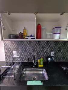 un bancone della cucina con lavandino in cucina di Apartamento Moderno e Confortável a Lavras