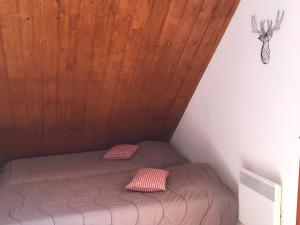 Ένα ή περισσότερα κρεβάτια σε δωμάτιο στο Chalet Duplex 3 Pièces, 7 Pers, Animaux, Parking, Vue Montagne - FR-1-863-2 +12 φωτογραφίες