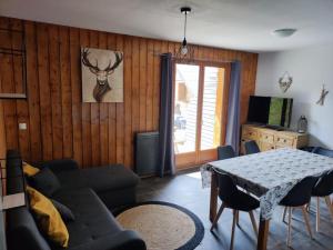 Χώρος καθιστικού στο Chalet Duplex 3 Pièces, 7 Pers, Animaux, Parking, Vue Montagne - FR-1-863-2