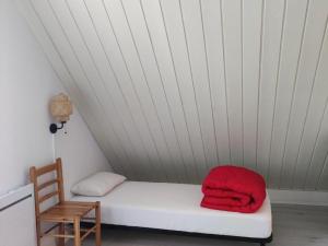 een bed met een rode deken erop in een kamer bij Chalet Mitoyen 7p avec Piscine, Sauna, Parking Gratuit et Proche Commerces - FR-1-863-8 in Le Dévoluy