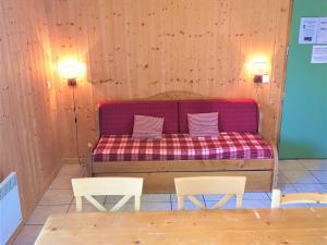 Ένα ή περισσότερα κρεβάτια σε δωμάτιο στο Chalet 3 pièces à La Joue du Loup avec parking, 7 personnes - FR-1-863-4