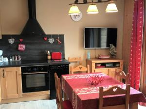 Køkken eller tekøkken på Chalet rénové 6 pers avec WIFI et parking gratuit à La Joue du Loup - FR-1-863-15