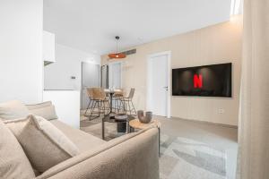 TV a/nebo společenská místnost v ubytování Beautiful garden suite