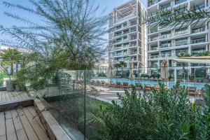 Bazén v ubytování Beautiful garden suite nebo v jeho okolí