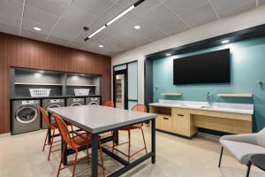 Kuchyň nebo kuchyňský kout v ubytování LivSmart Studios By Hilton Kokomo + 15 fotografií