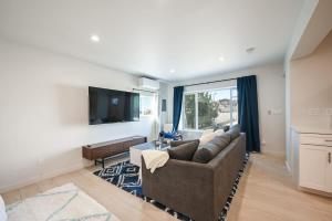 TV a/nebo společenská místnost v ubytování Harbor Retreat EV Charger King Walk to Rock