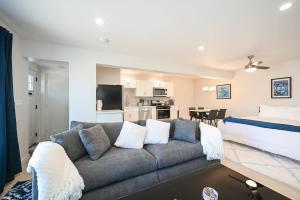 Kuchyň nebo kuchyňský kout v ubytování Harbor Retreat EV Charger King Walk to Rock