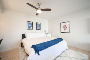 Postel nebo postele na pokoji v ubytování Harbor Retreat EV Charger King Walk to Rock + 19 fotografií