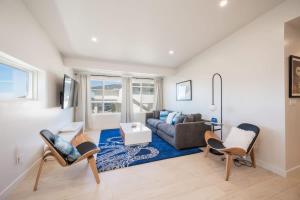 Μια τηλεόραση ή/και κέντρο ψυχαγωγίας στο Entire 2 Unit Duplex King Beds Rock View EV