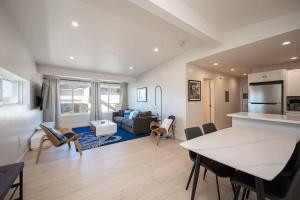 Η κουζίνα ή μικρή κουζίνα στο Entire 2 Unit Duplex King Beds Rock View EV