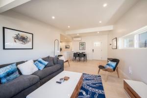 Χώρος καθιστικού στο Entire 2 Unit Duplex King Beds Rock View EV